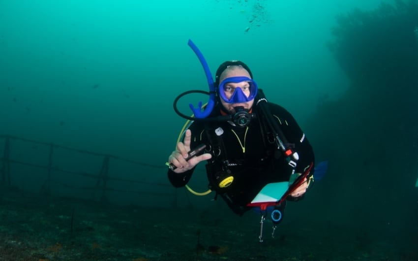 Diver using wet notes